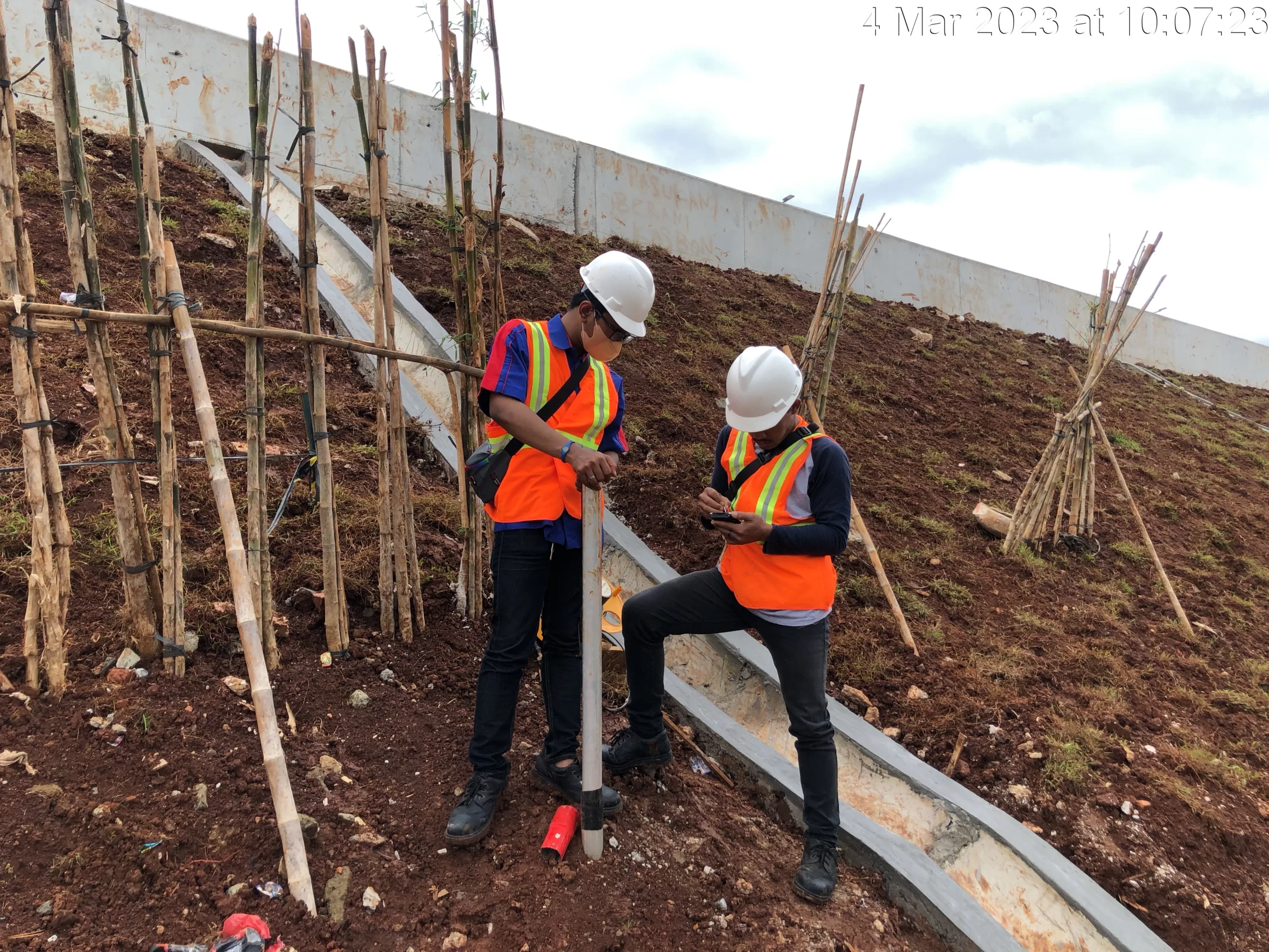 Instalasi casing pipa inclinometer