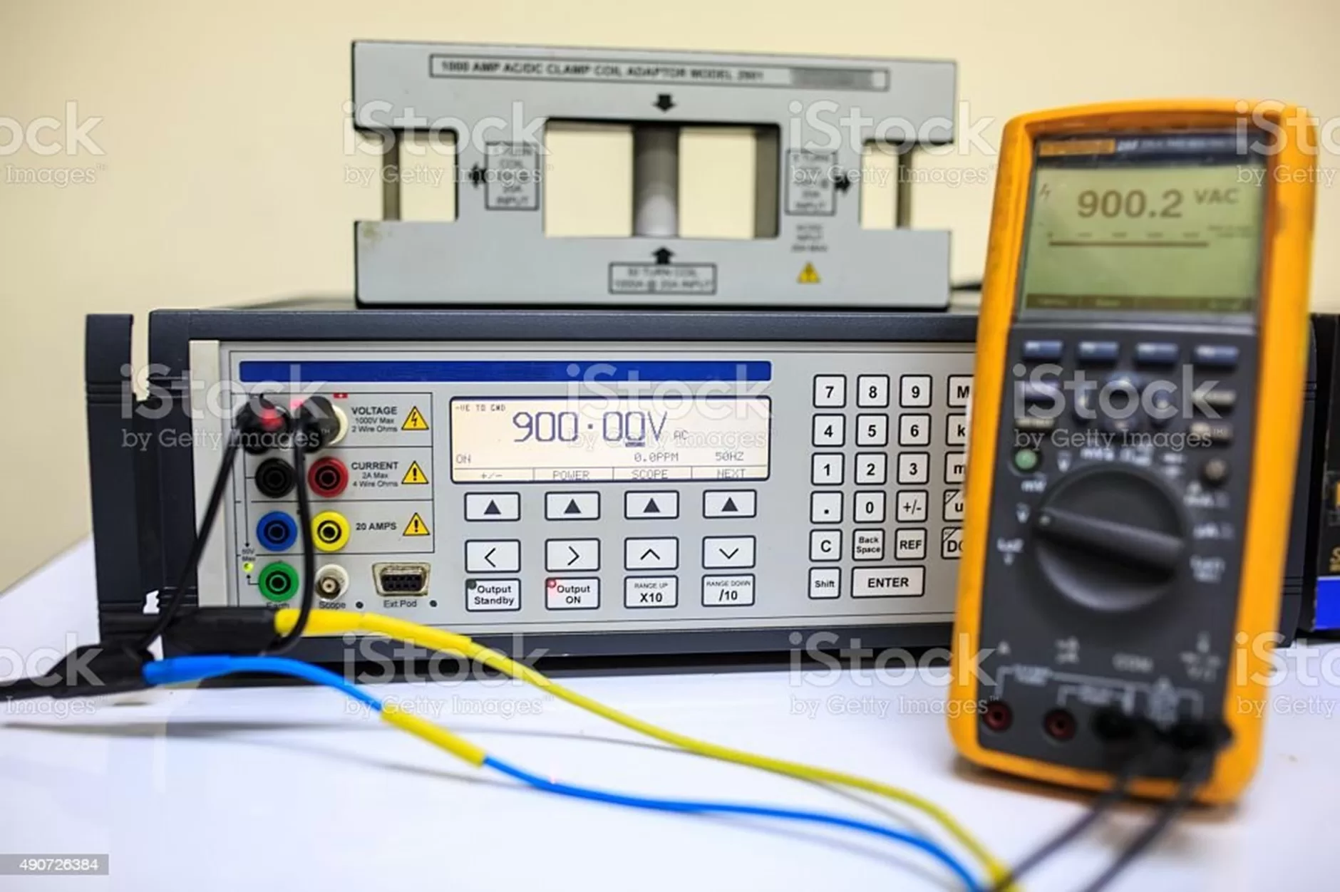 Ilustrasi proses kalibrasi multimeter digital presisi