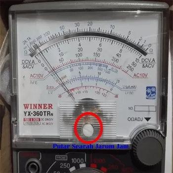 Teknisi melakukan kalibrasi pada multimeter analog