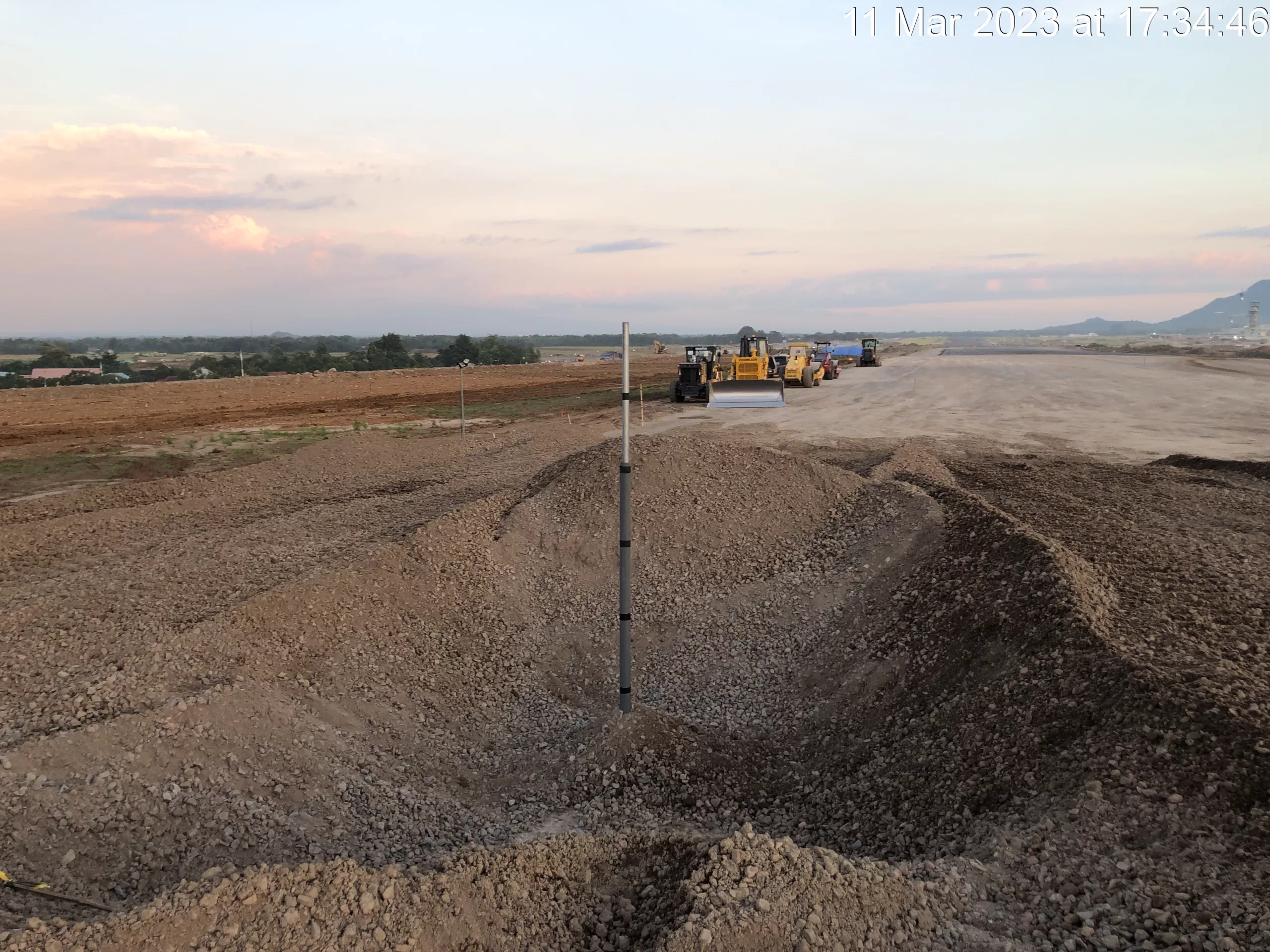 Ilustrasi Settlement Plate yang terpasang pada tanah reklamasi