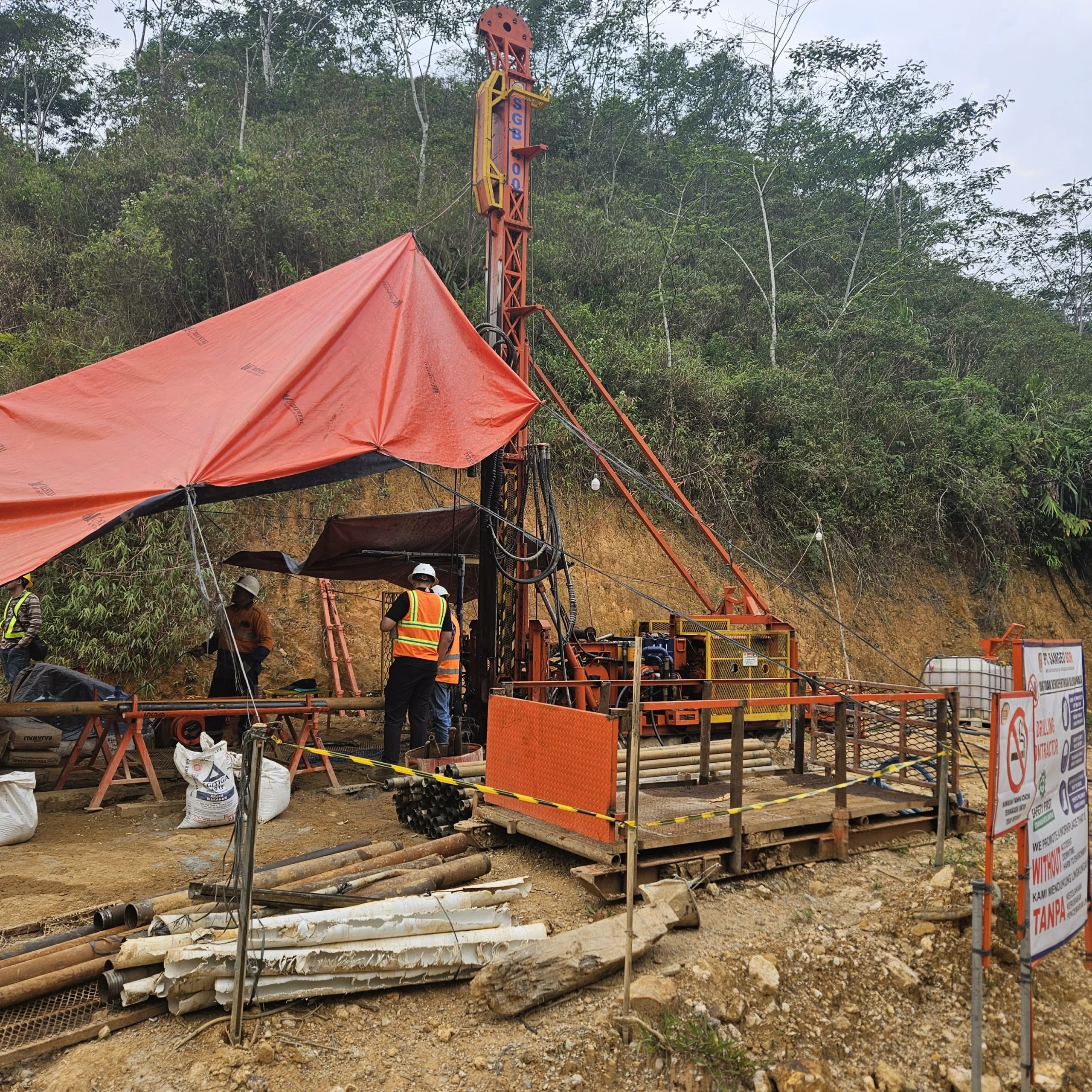 Teknisi Giteknindo sedang melakukan grouting pada lubang bor untuk instalasi Vibrating Wire Piezometer di proyek tambang.