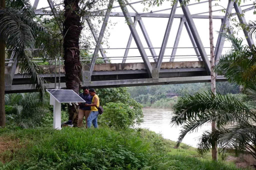Stasiun monitoring instalasi AWLR Tol Trans Sumatera dengan panel surya