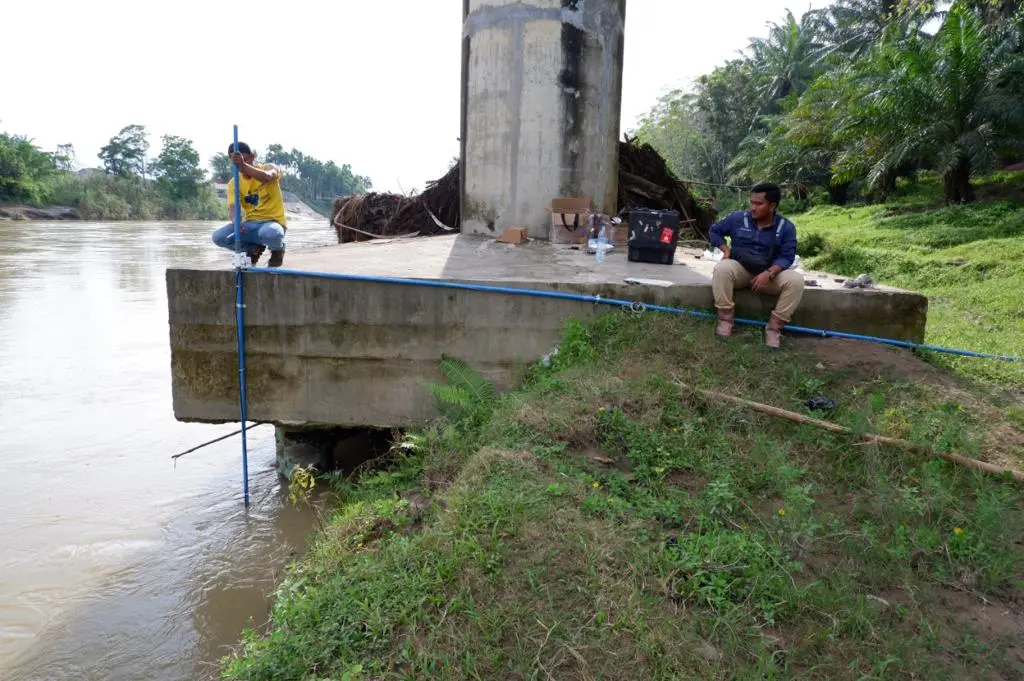 Konstruksi pipa pelindung instalasi AWLR pada pilar jembatan