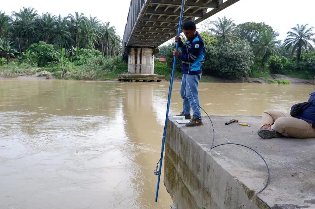 Proses penurunan sensor pada instalasi AWLR ke sungai