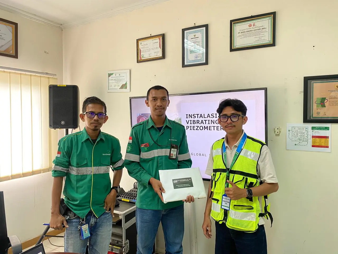 Kick-off proyek Instalasi Vibrating Piezometer bersama klien
