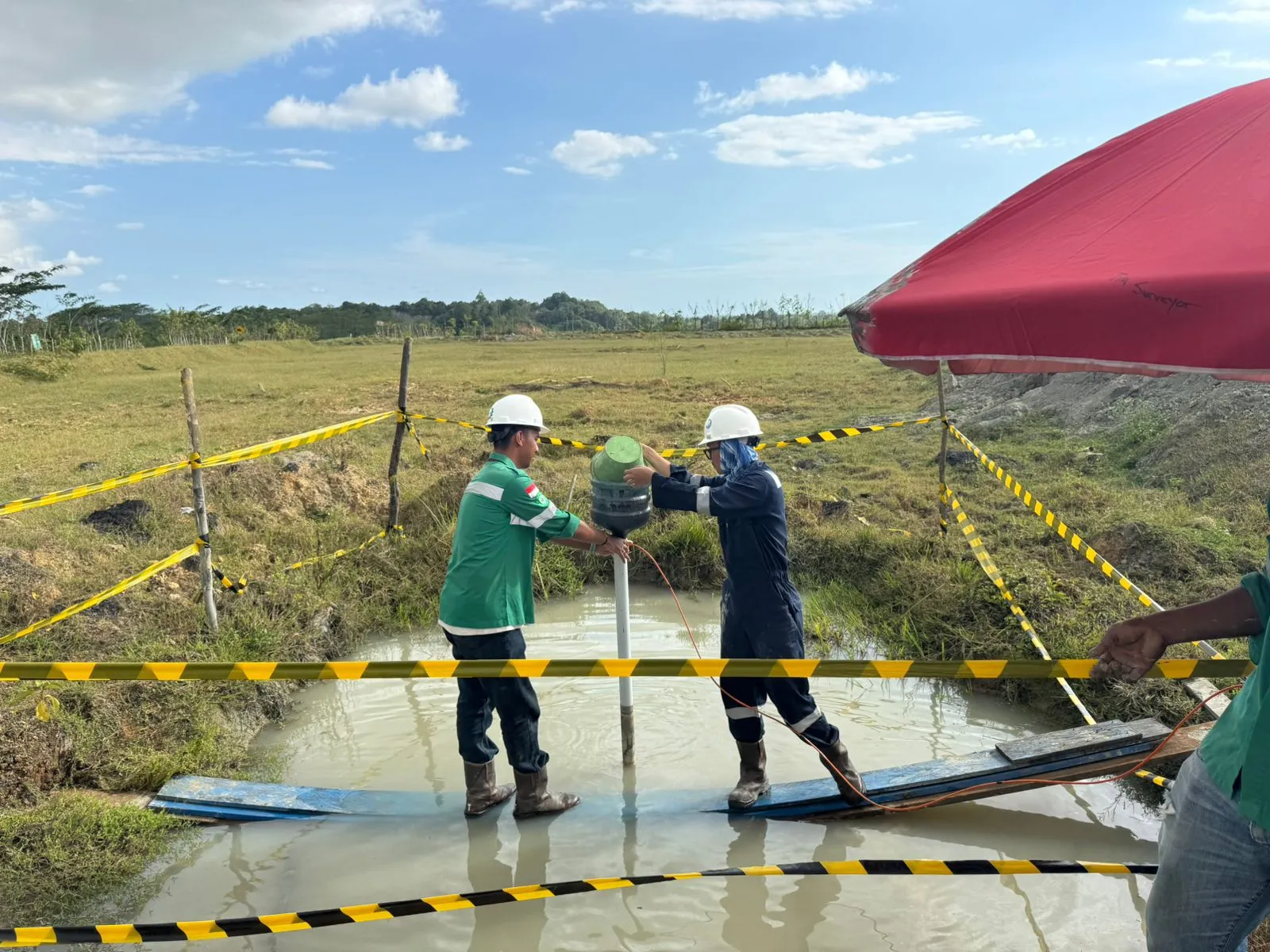 Proses grouting instalasi VWP di area genangan