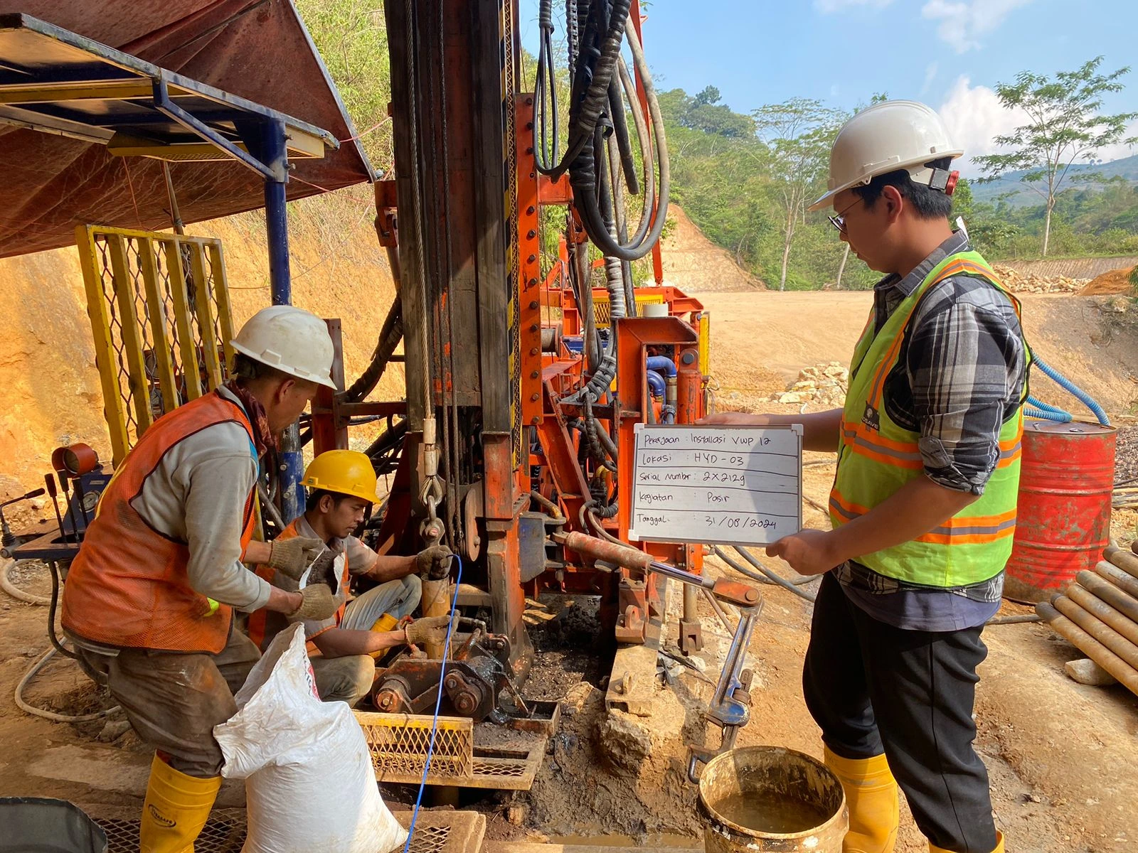 Dokumentasi detail pekerjaan instalasi VWP pada lubang bor di area tambang Cikondang