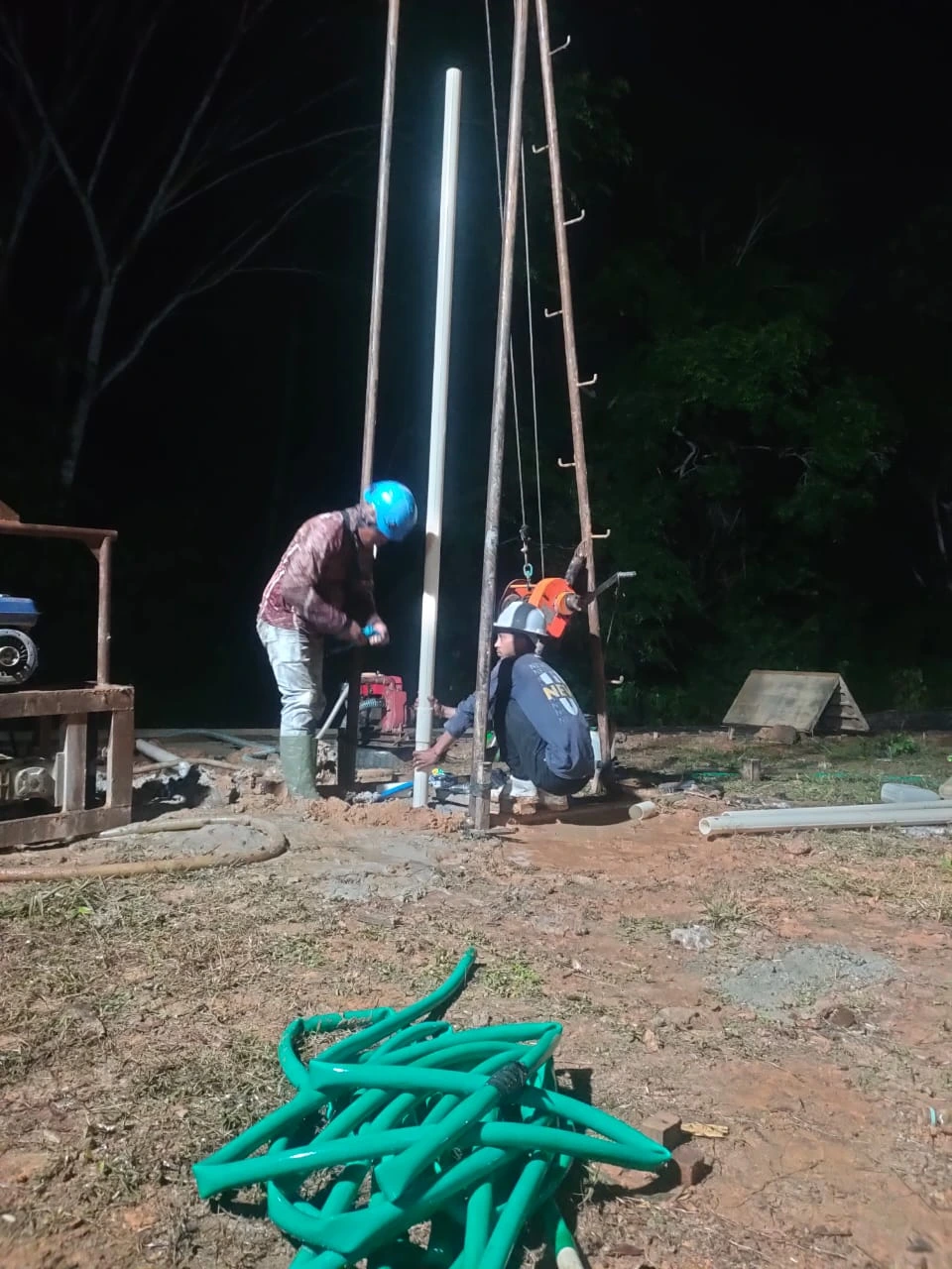 Instalasi casing inclinometer ke dalam lubang bor