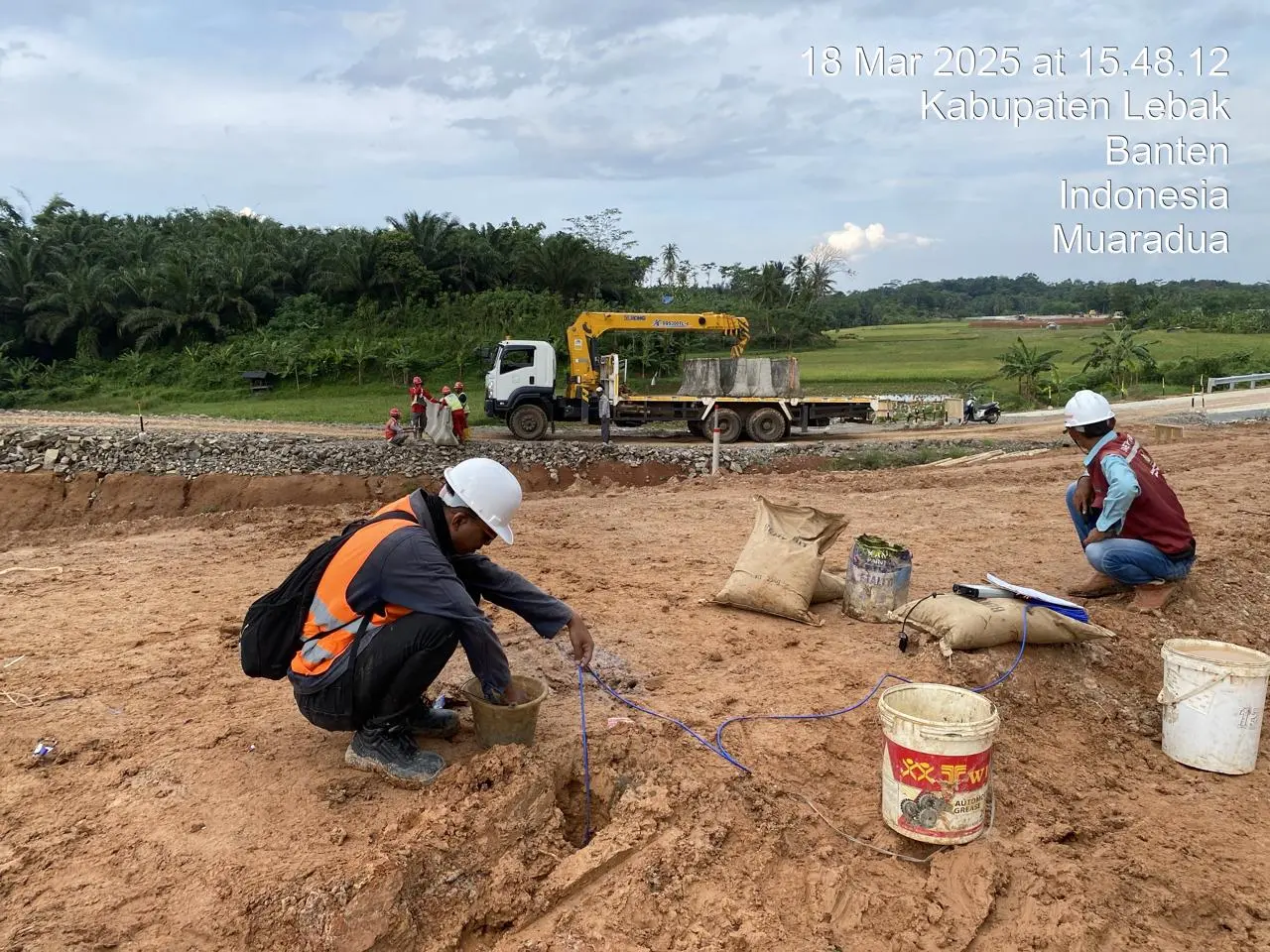 Proses penurunan tip Piezometer dan kabel ke dalam lubang bor