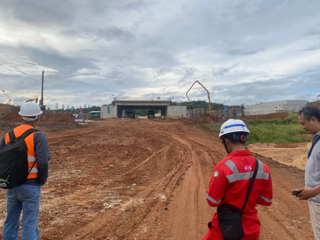 Pemasangan pipa pelindung dan pencatatan titik monitoring Piezometer