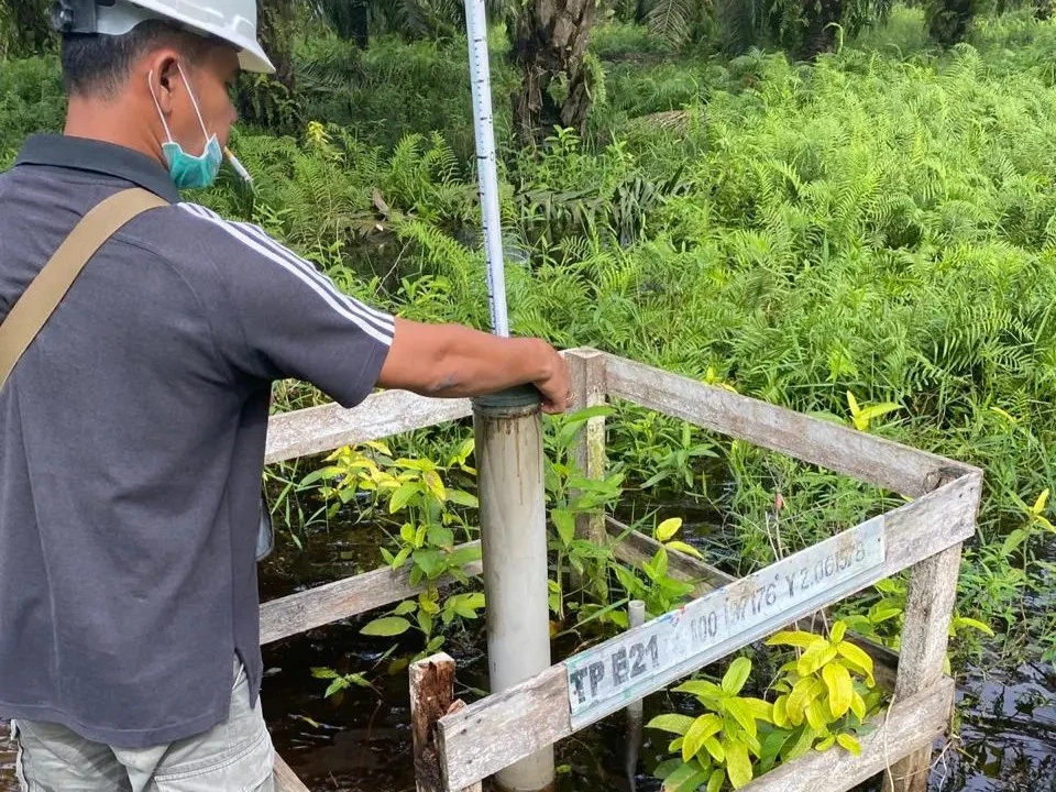 Pengukuran muka air tanah manual sebelum proses instalasi water level data logger