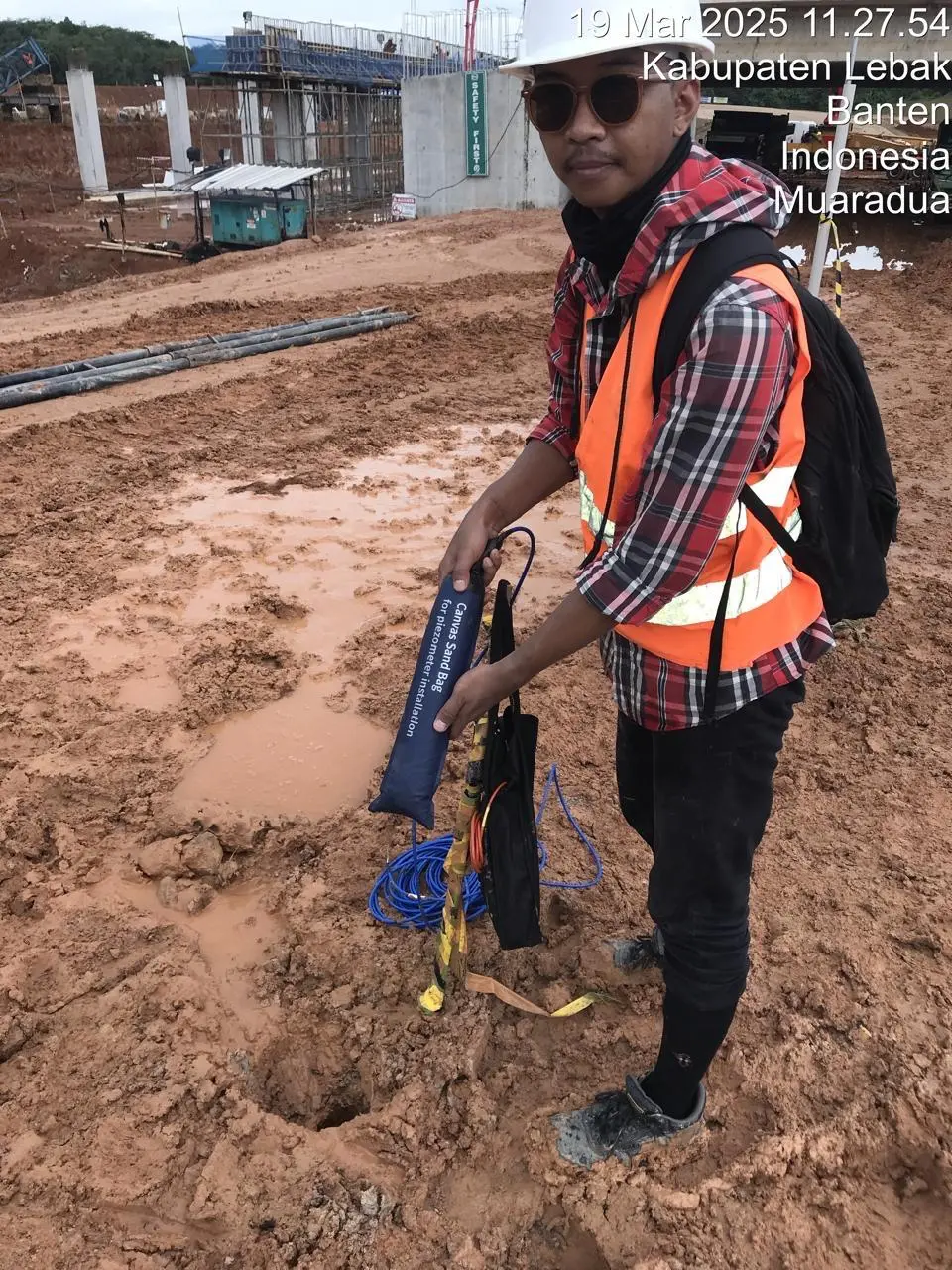 Persiapan material sandbag dan instrumen Piezometer sebelum instalasi