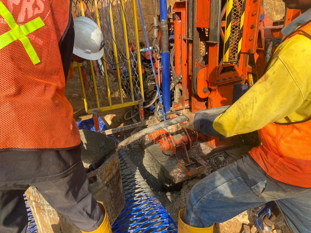 Proses penyemenan atau grouting presisi pada lubang bor instalasi piezometer