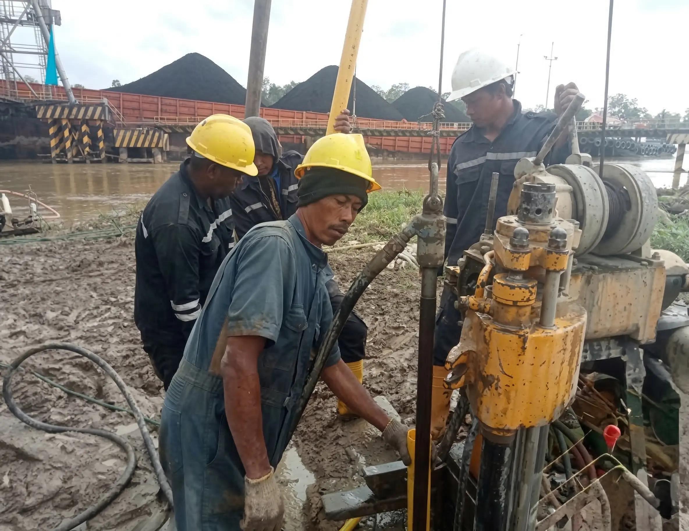 Tim teknisi melakukan instalasi inclinometer di dekat dermaga tongkang batu bara ITRM