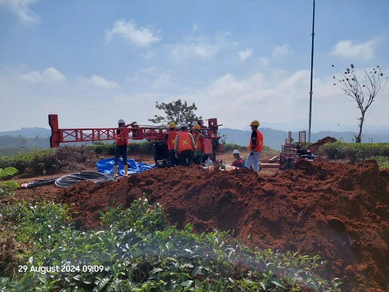 Persiapan rig pengeboran geoteknik untuk pemantauan lereng tambang PT Cikondang Kancana Prima