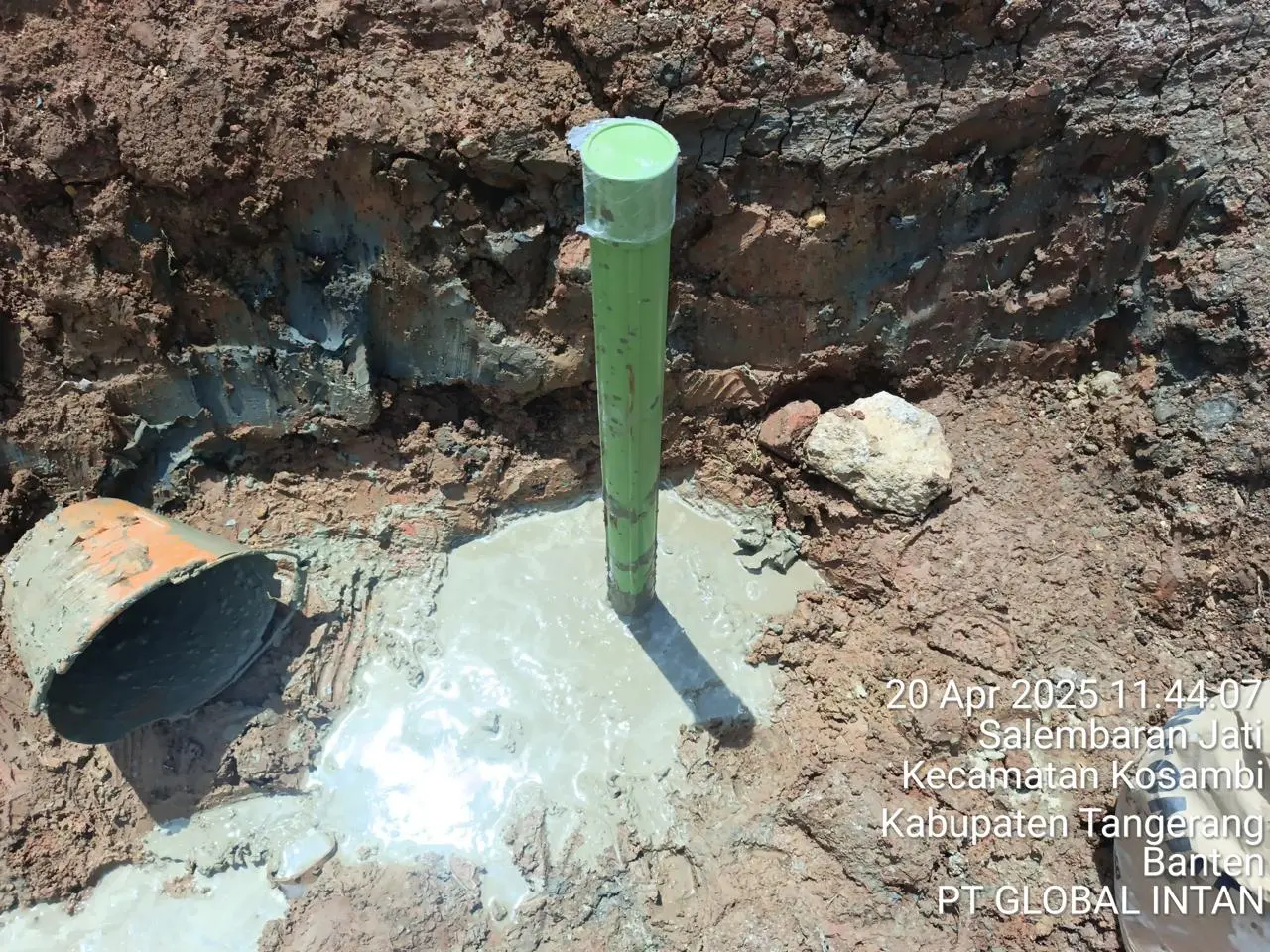 Unit piezometer yang telah terpasang rapi di area proyek