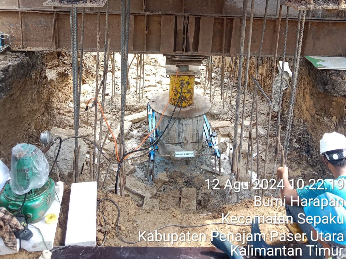 Persiapan platform kentledge dan penyusunan blok beton di Virgin Beach Hotel