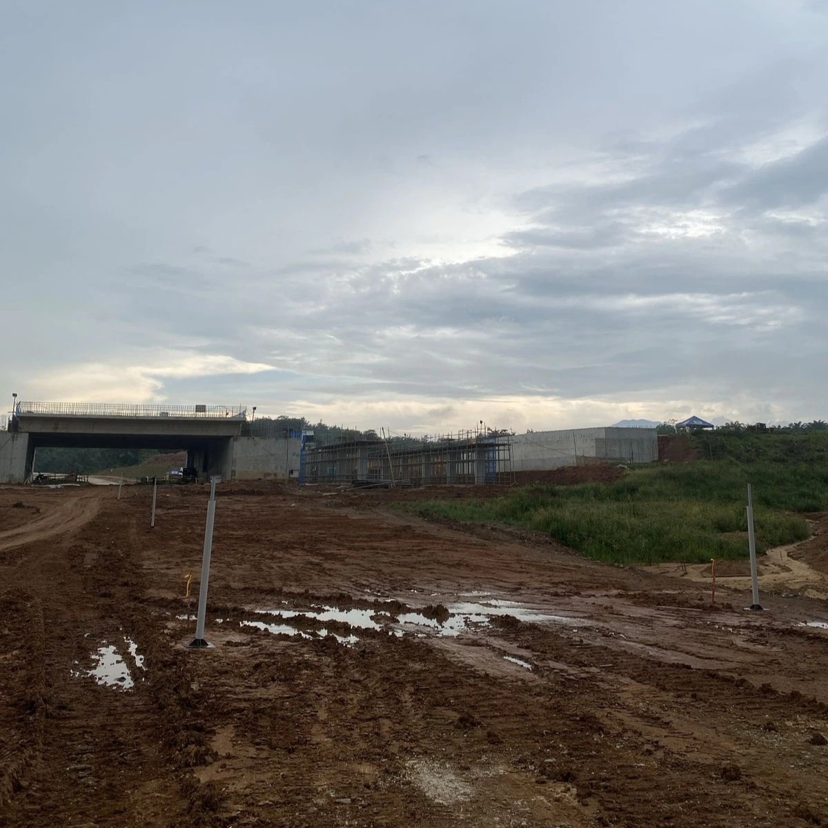 Kemajuan Pengaspalan Jalan Tol Serang Banten