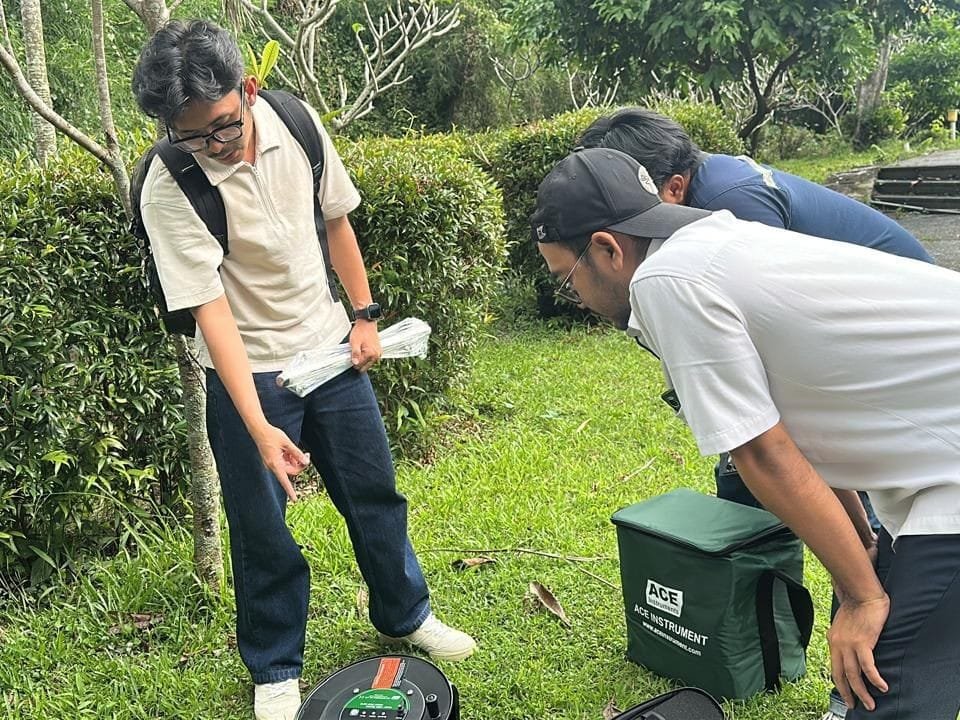 Teknisi PT Global Intan Teknindo memeriksa pipa casing Inclinometer sebelum proses instalasi.