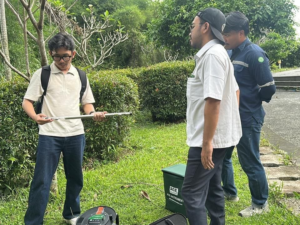 Tim Global Intan Teknindo melakukan pemeriksaan tabung Inclinometer di lokasi proyek WIKA Bogor.