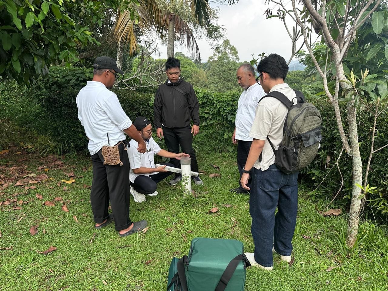 Tim Global Intan Teknindo melakukan pembacaan baseline reading menggunakan Inclinometer Probe pada casing di Bogor.