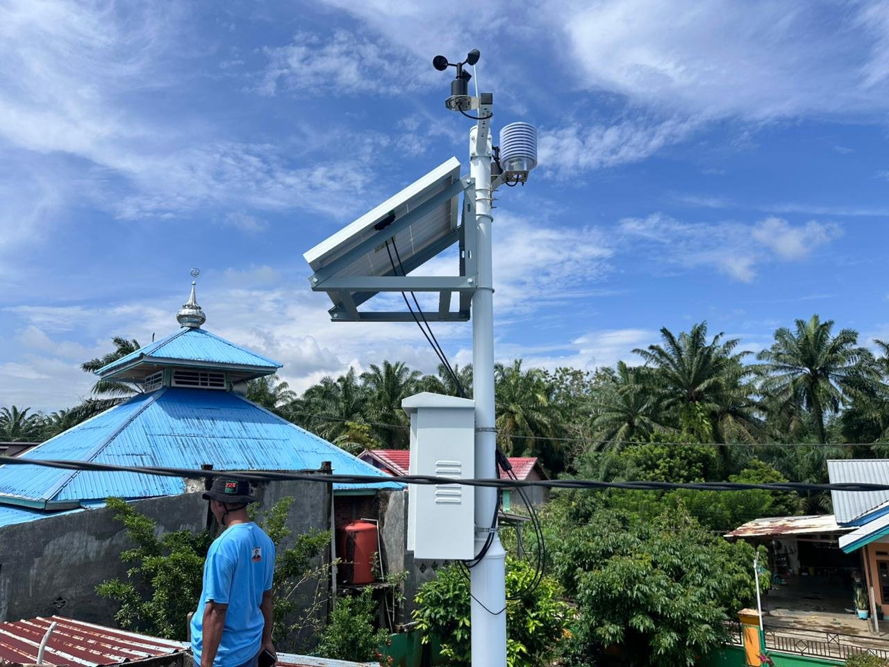 Persiapan material instalasi Weather Station di Paser
