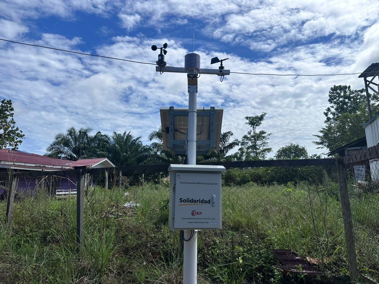 Instalasi komponen sensor cuaca di Wahau