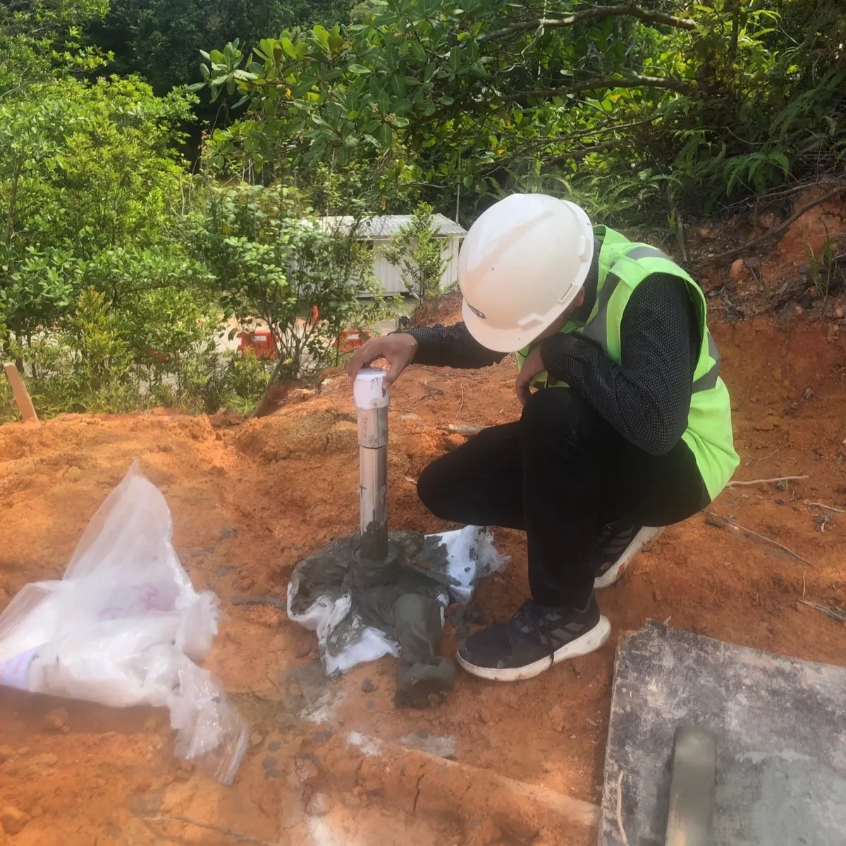 Pekerjaan grouting untuk mengunci pipa inclinometer