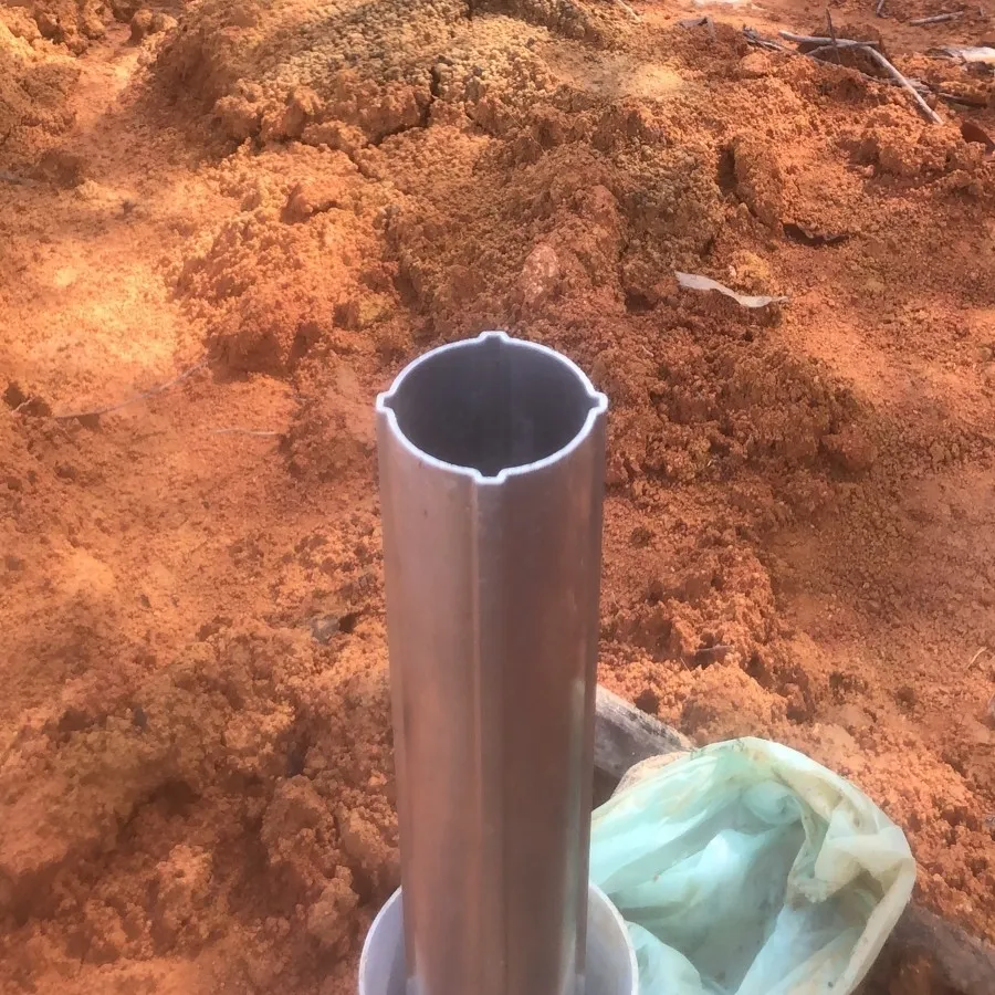 Proses pemasangan casing inclinometer ke dalam lubang bor