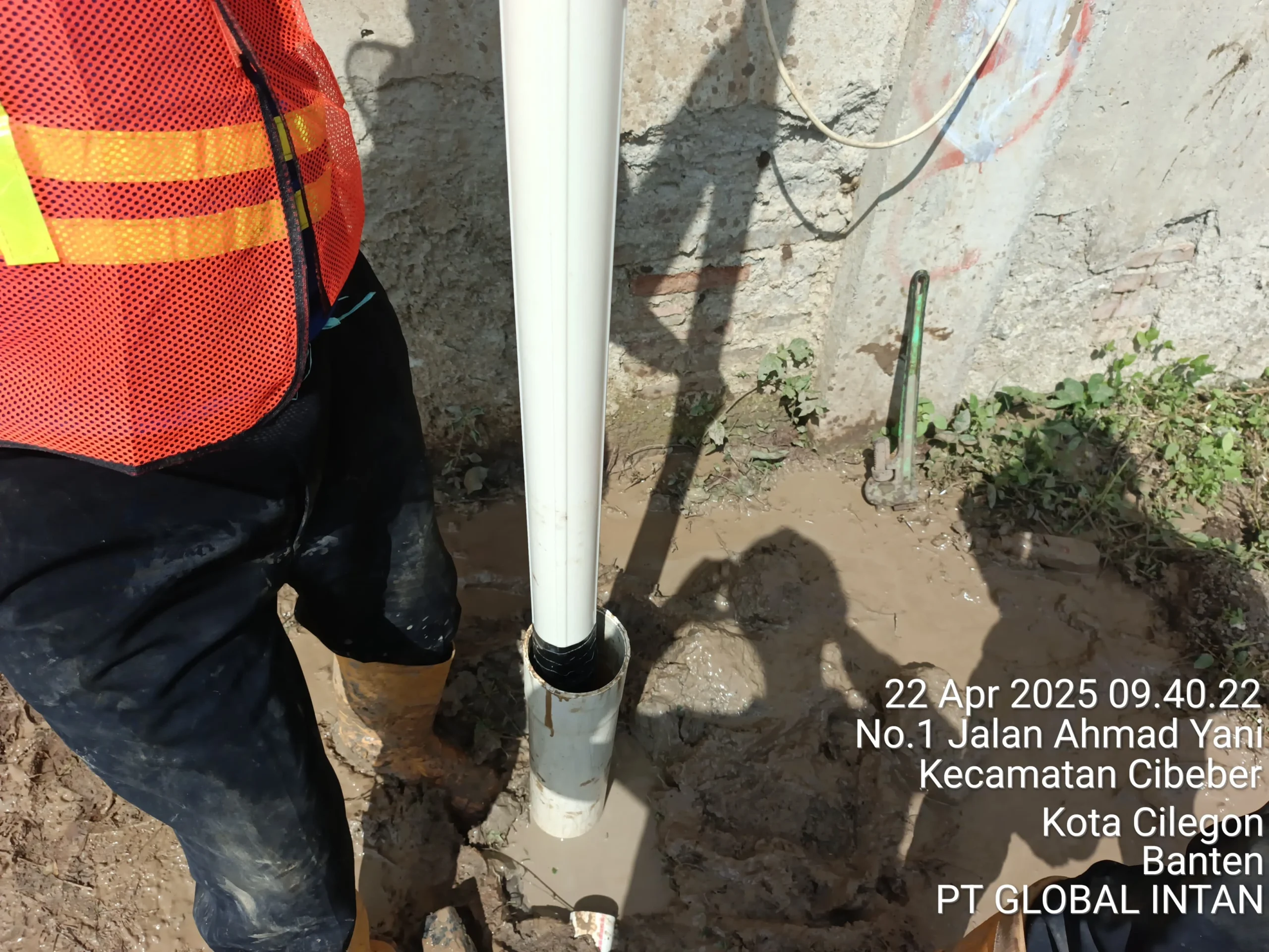 Proses instalasi dan penyambungan casing inclinometer ke dalam lubang bor di Cilegon