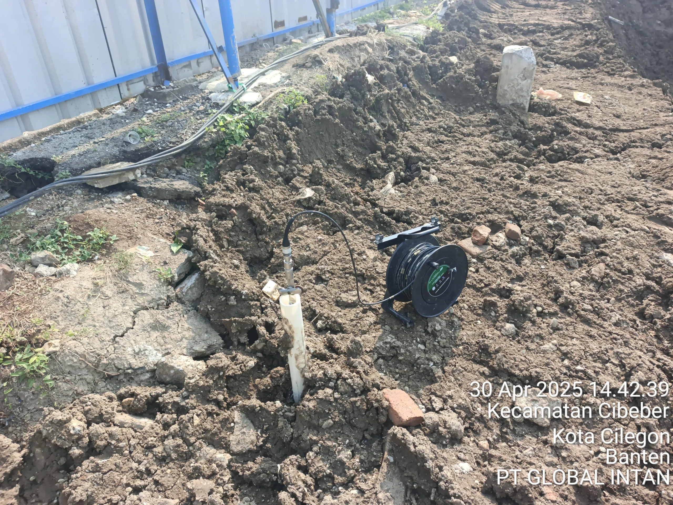 Proses pembacaan data pergerakan tanah lateral menggunakan inclinometer probe dan cable reel