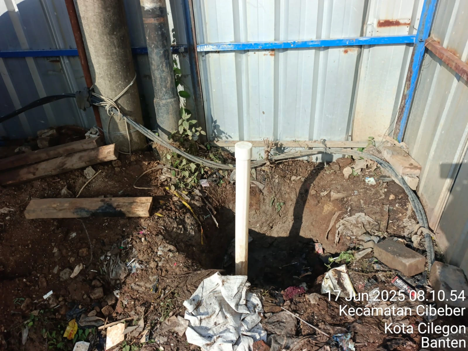 Casing inclinometer yang telah terinstal pada lubang boring test menunggu tahap grouting