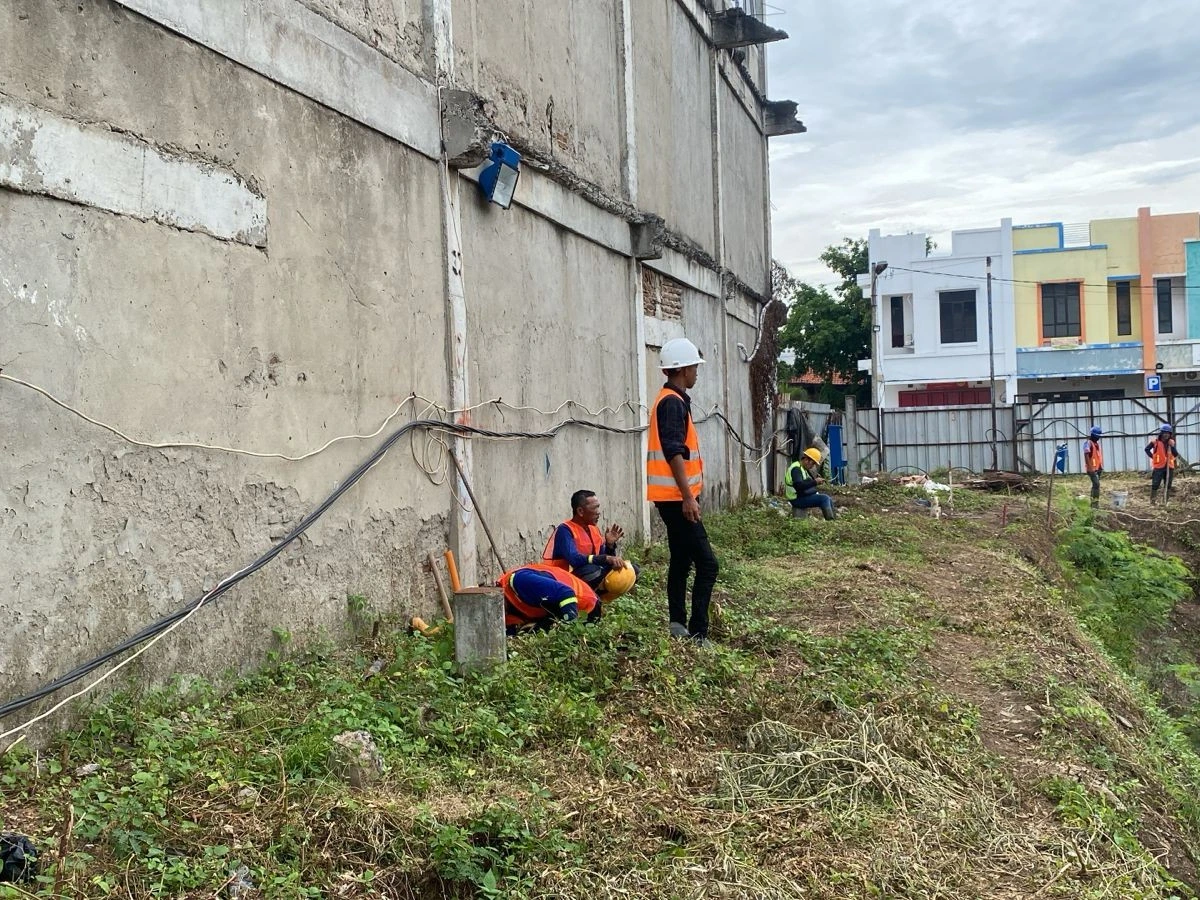 Persiapan tim teknisi geoteknik untuk instalasi inclinometer di area proyek Rumah Sakit Eka Hospital Cilegon