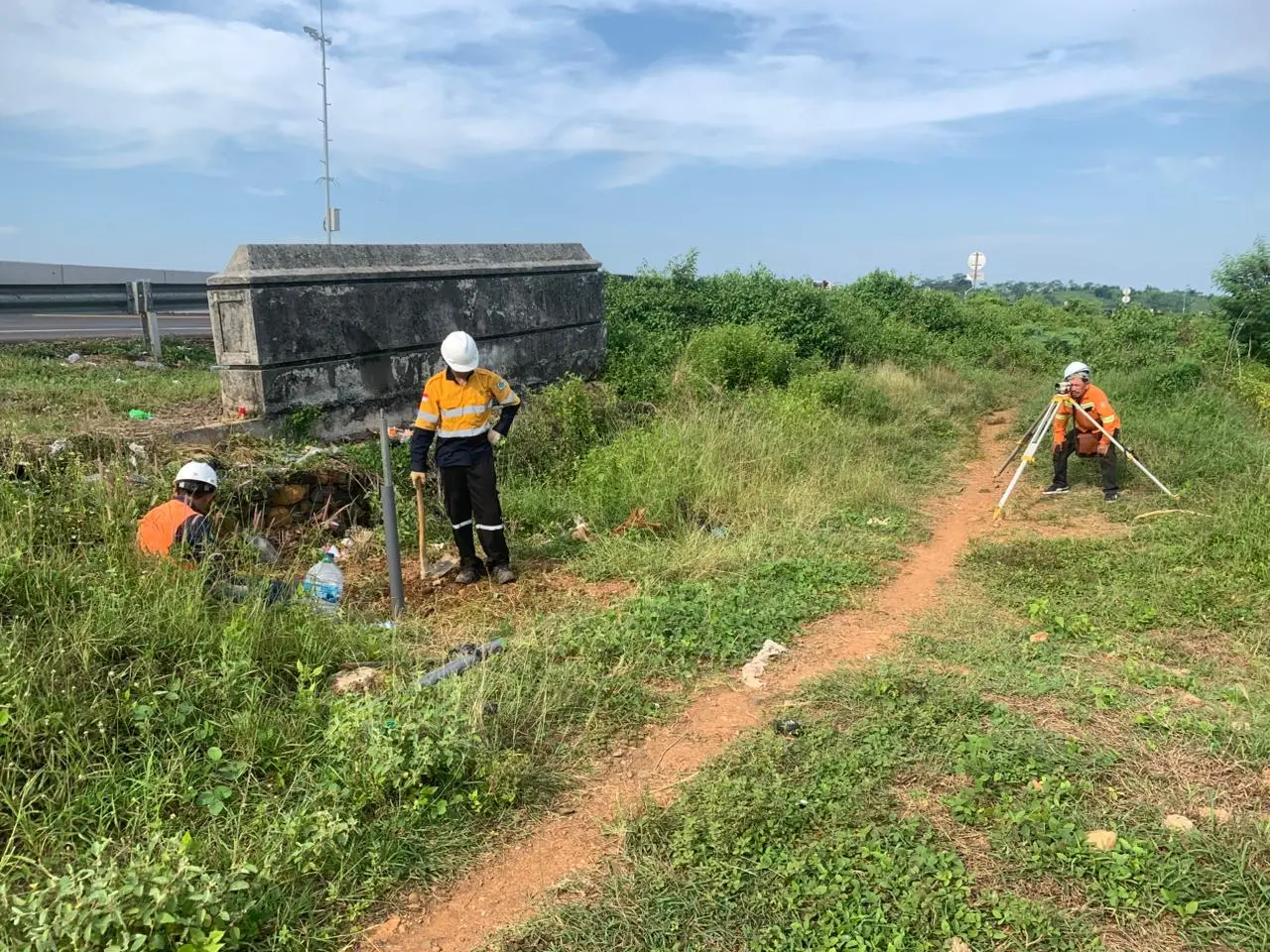 Persiapan base plate dan pipa ekstensi di pembatas jalan tol