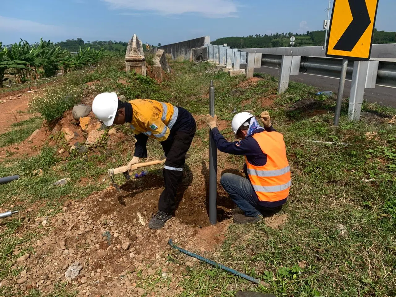 Pengukuran dimensi lubang galian oleh teknisi Giteknindo