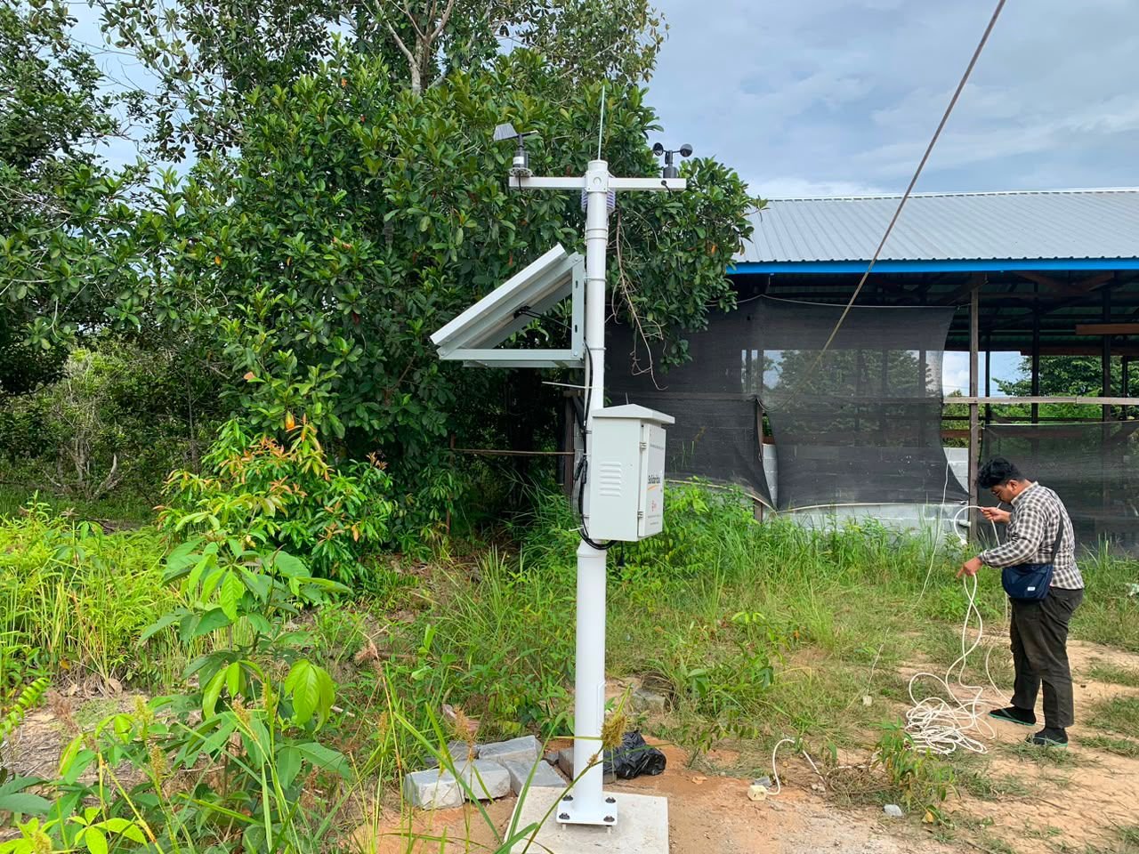 Perakitan panel surya dan data logger di Kembang Janggut