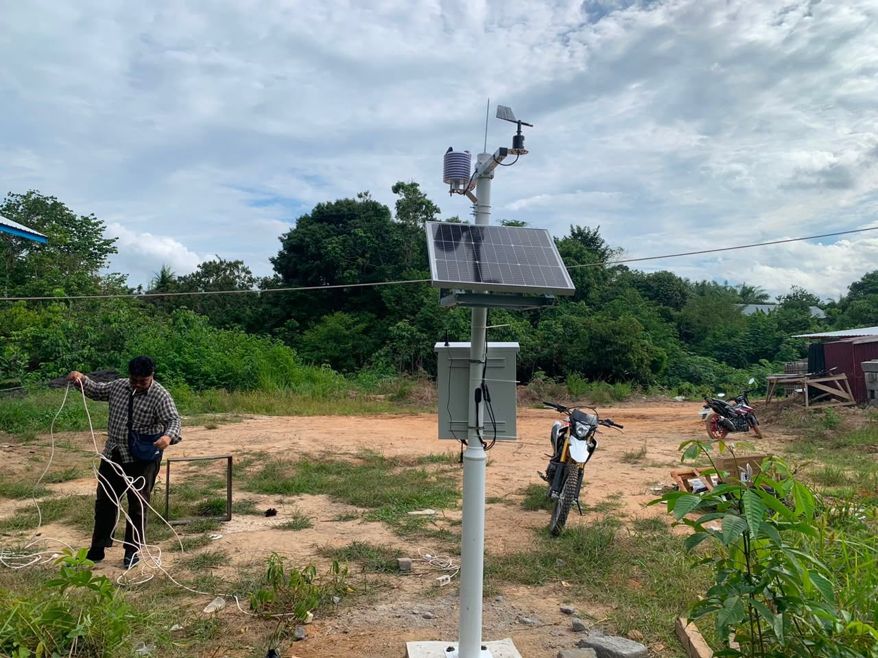 Serah terima teknis alat Weather Station di Kembang Janggut