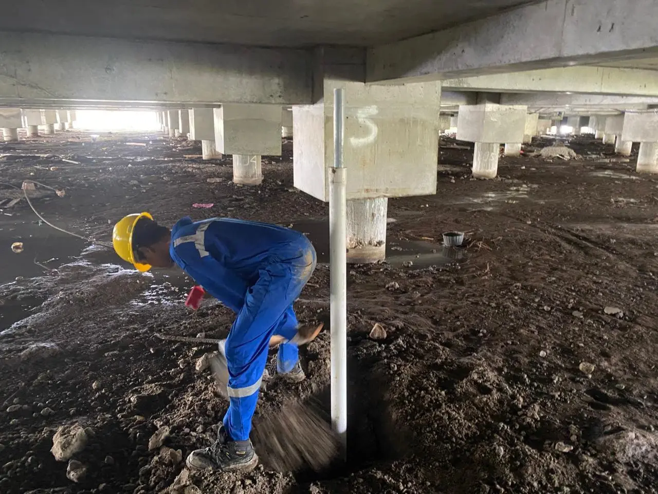 Penempatan base plate settlement plate pada elevasi tanah dasar yang telah diratakan