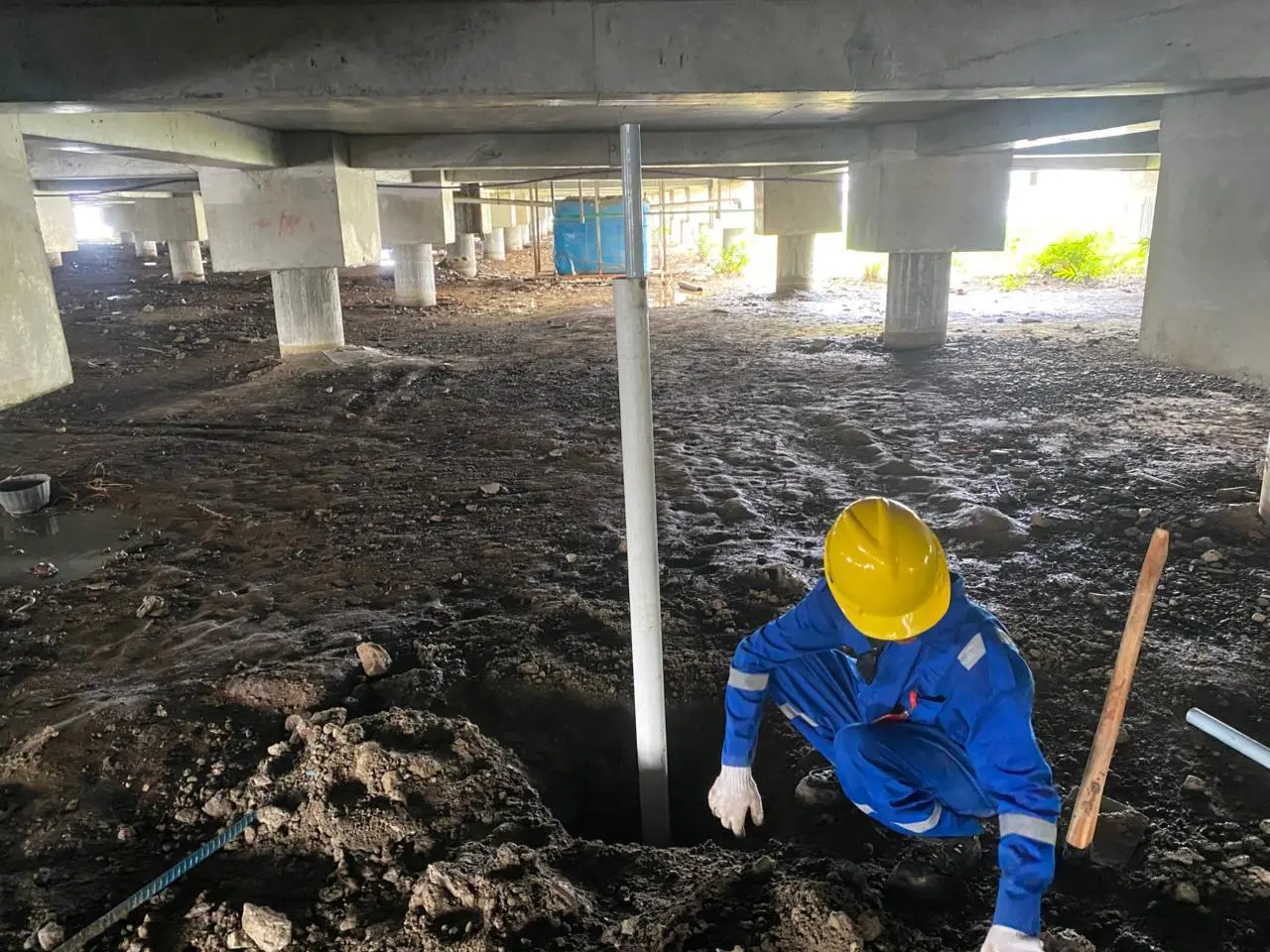 Proses penyambungan pipa ekstensi seiring dengan penambahan tinggi material timbunan