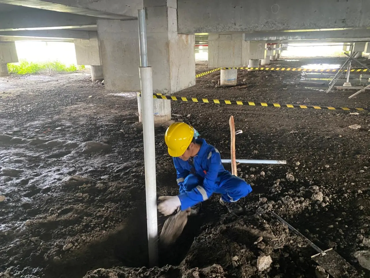 Persiapan material base plate dan pipa settlement plate di area ORF Tambakrejo