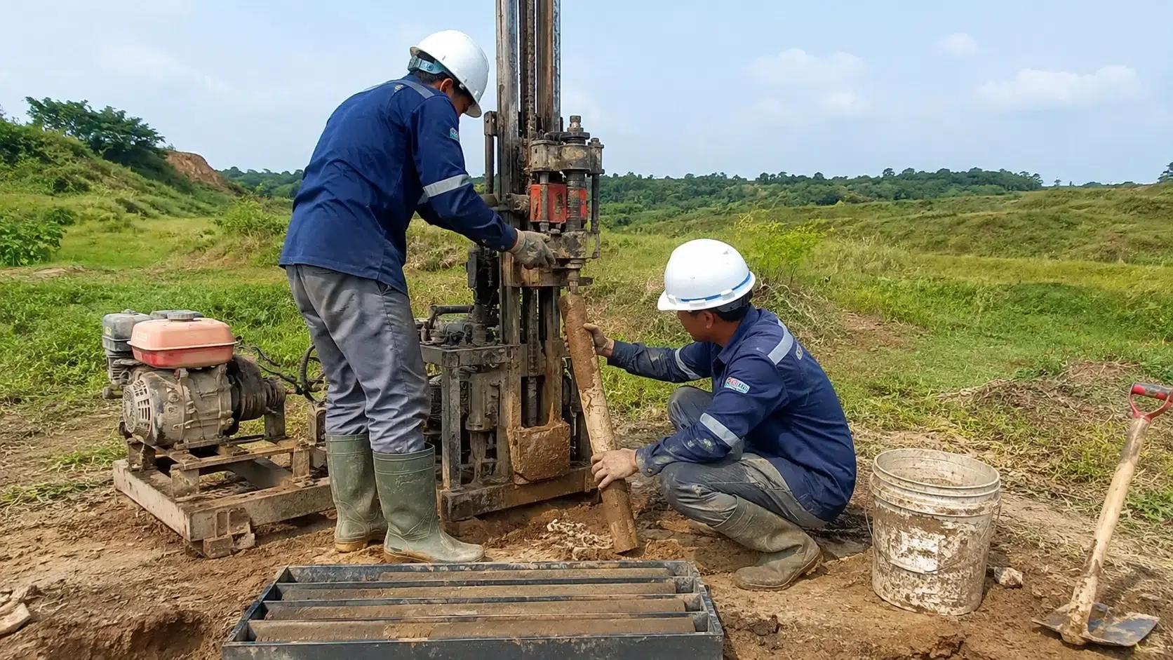 Mesin bor geoteknik sedang melakukan pengambilan sampel tanah dan pengujian SPT di lokasi proyek