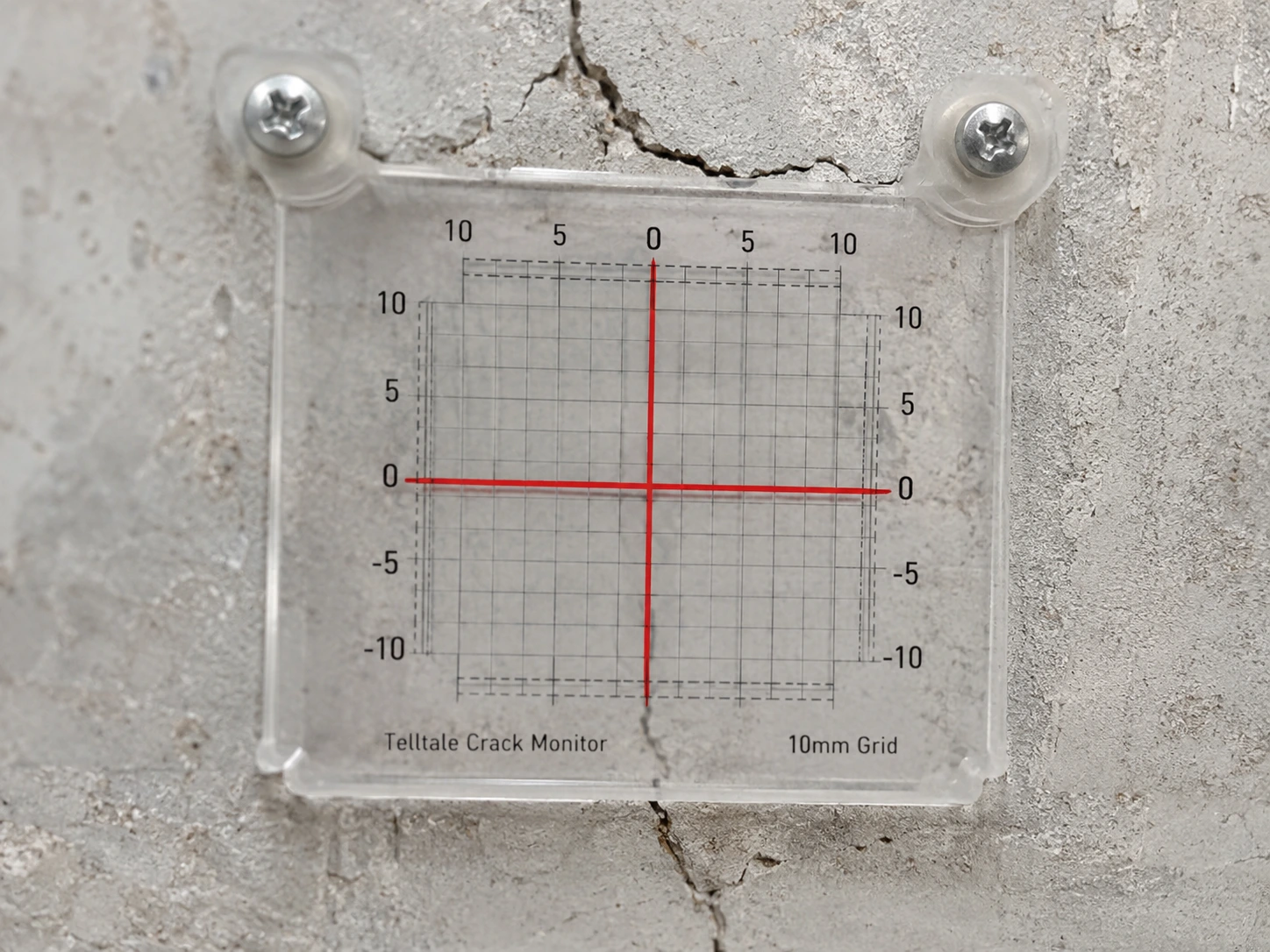 Detail Tell-Tale Crack Monitor terpasang di retakan beton