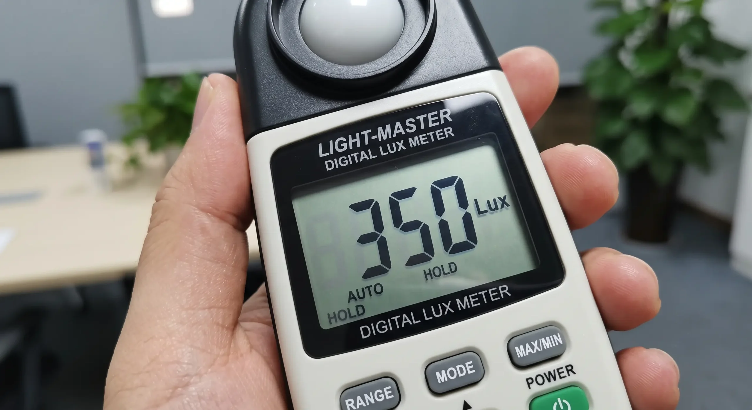 Tampilan layar lux meter digital menunjukkan angka pengukuran 350 Lux