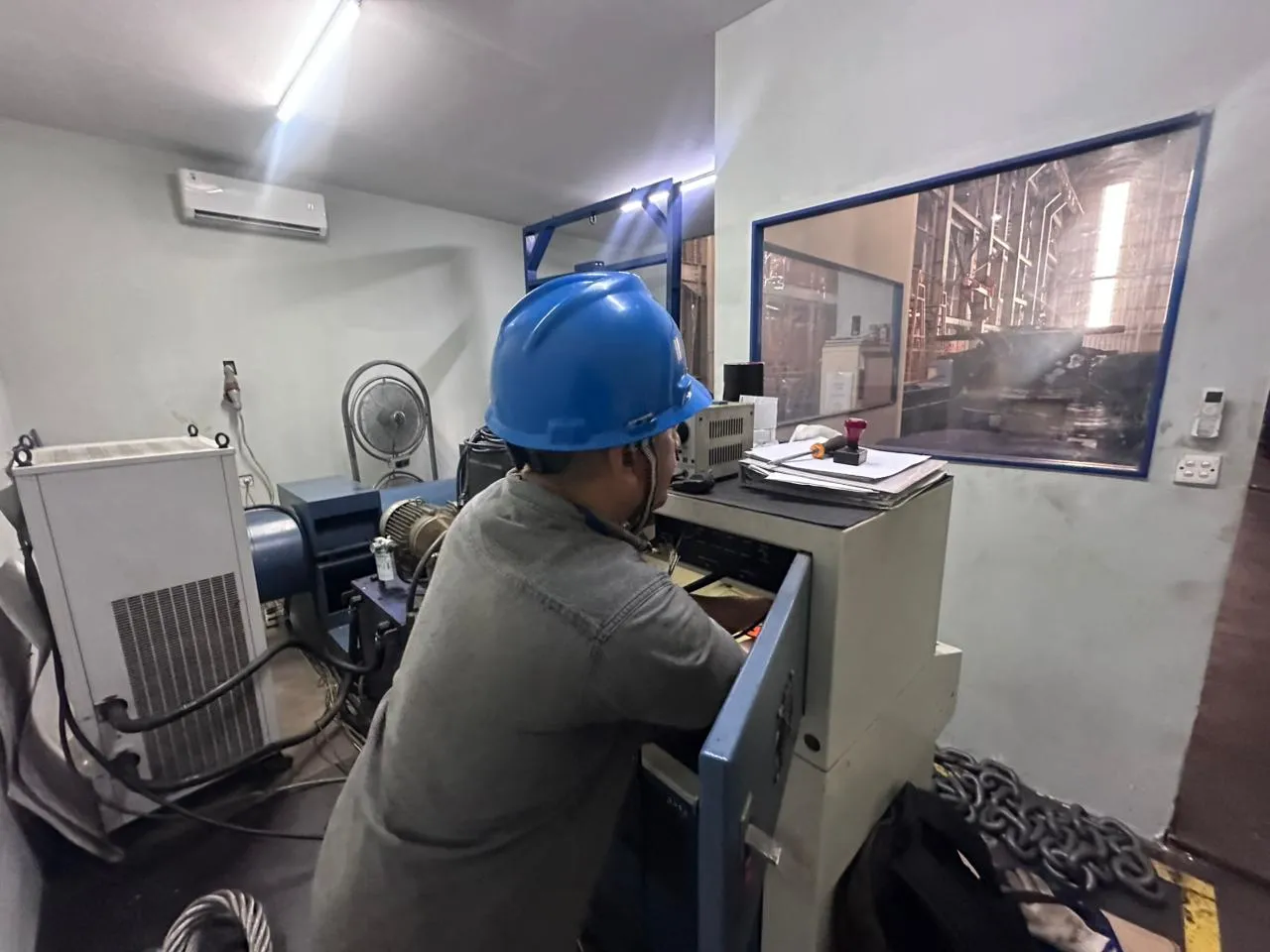 Pemasangan komponen baru untuk penggantian selang hydraulic presisi
