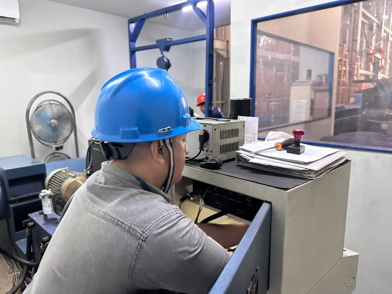 Uji coba retensi tekanan setelah penggantian selang hydraulic selesai