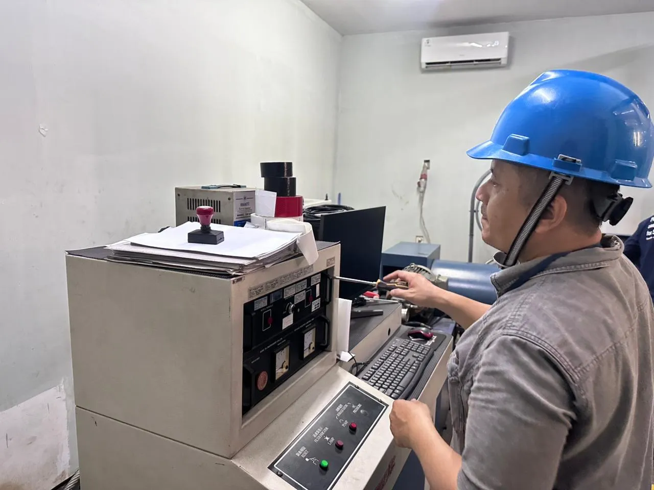 Proses pelepasan komponen lama dalam penggantian selang hydraulic