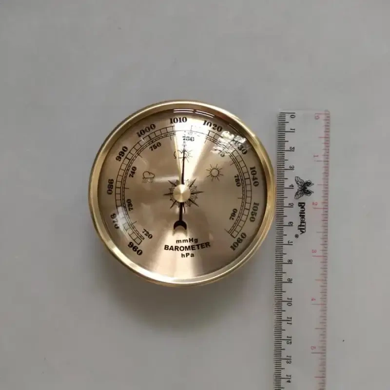 Barometer aneroid analog untuk mengukur perubahan tekanan udara atmosfer