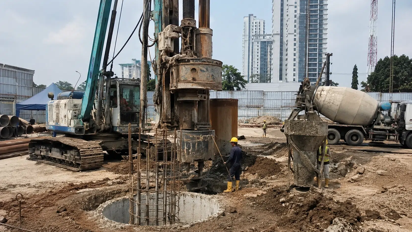 Pemasangan kerangka besi beton sebelum proses pengecoran tiang bor