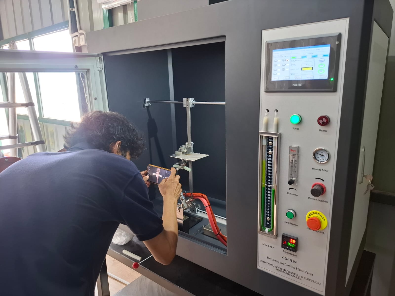 GD-UL94 Horizontal and Vertical Flame Tester dengan ruang uji, panel kontrol, flow meter, pressure meter, dan tombol emergency stop