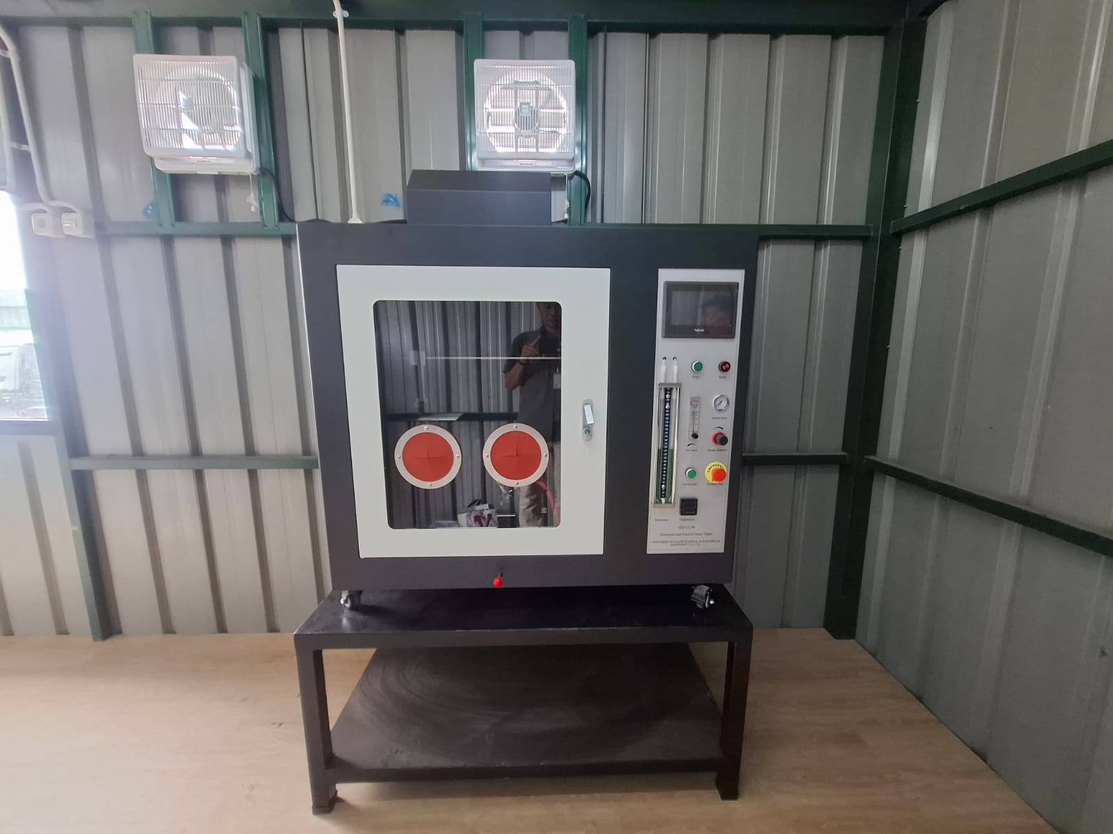Enclosed glove box dengan ruang kerja tertutup, port sarung tangan, dan panel kontrol di sisi kanan